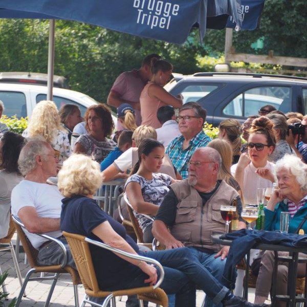 Manege-grand-cafe-Molenberg-terras-paarden